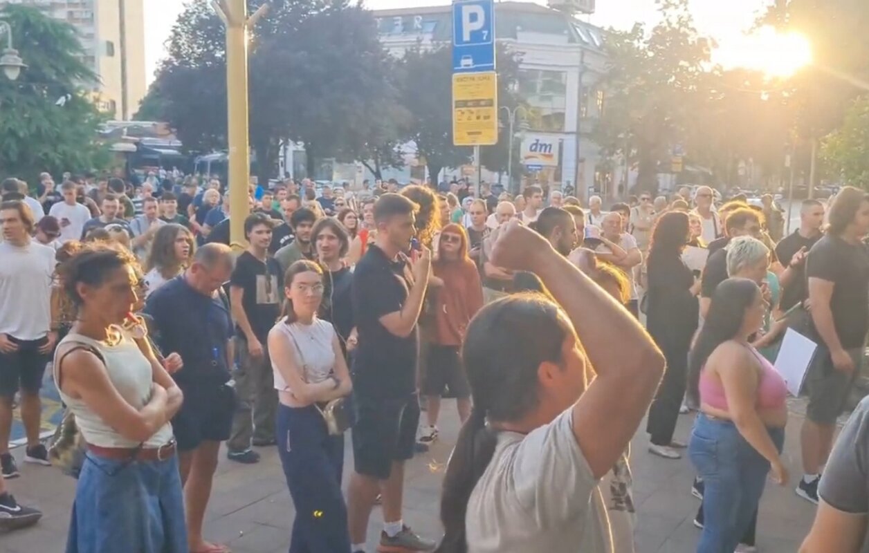 Studenti i građani Niša protestovali ispred Skupštine grada: Ka zgradi letela jaja, tražila se ostavka gradonačelnika