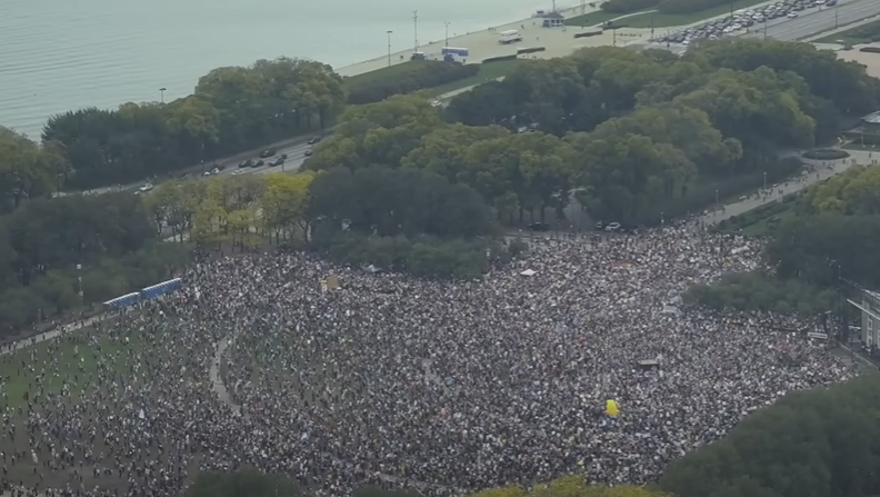 Više od 100.000 ljudi na ulicama u Čikagu protiv Trump-a: „Ne kraljevima!“