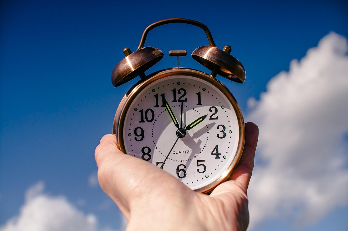 Amerikanci uskoro vraćaju sat unazad – evo koliko zapravo spavate i zašto to može uticati na vaše zdravlje