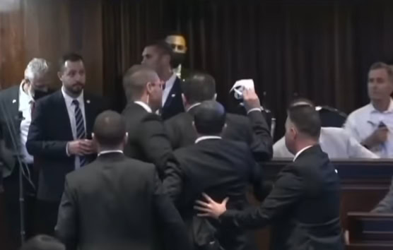 Trump održao govor pred izraelskim Knesetom: Obeležili ga incidenti, obezbeđenje moralo da reaguje (VIDEO)