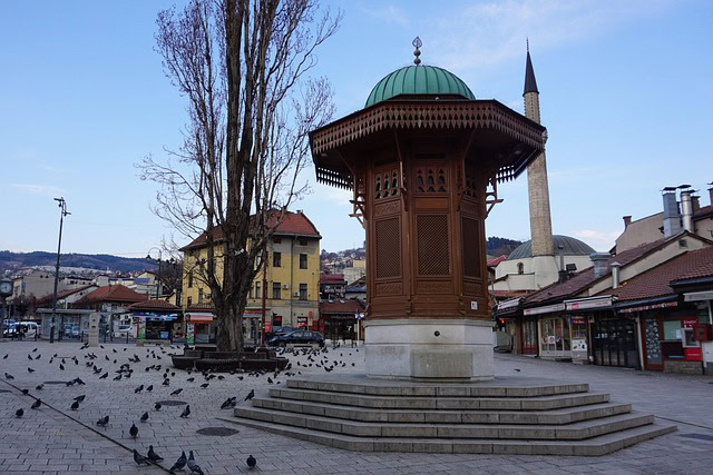 Legenda živi na Baščaršiji: Zašto turisti veruju da voda sa čuvenog sebilja u Sarajevu ima magičnu moć