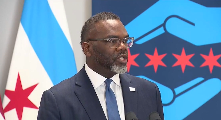 Gradonačelnik Brandon Johnson brani budžet od $16 milijardi dok analitičari upozoravaju na pad kreditnog rejtinga