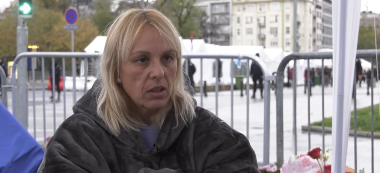 Dijana Hrka prekinula štrajk glađu, ali ostaje kod Skupštine