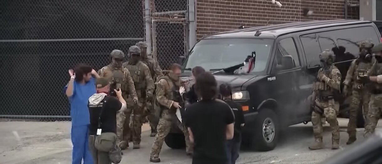 Oštar izveštaj o operaciji „Midway Blitz“: Sumnja u navode DHS-a, demonstranti ponovo na ulicama