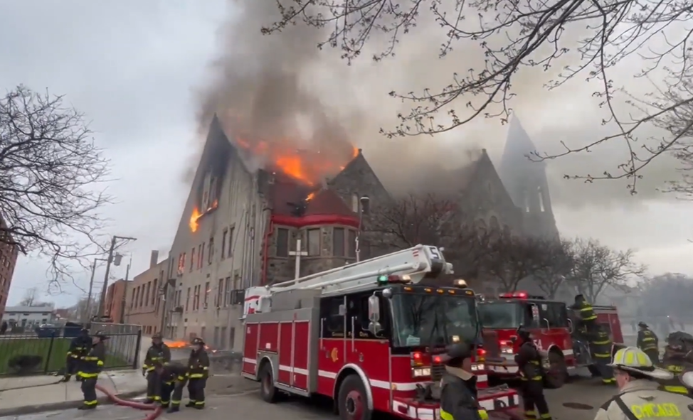 Crkva u Čikagu iz 1800-ih se urušila u plamenu