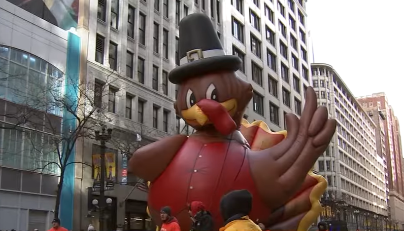 Hiljade ljudi okupilo se na State Street-u u Čikagu za spektakularnu Thanksgiving paradu