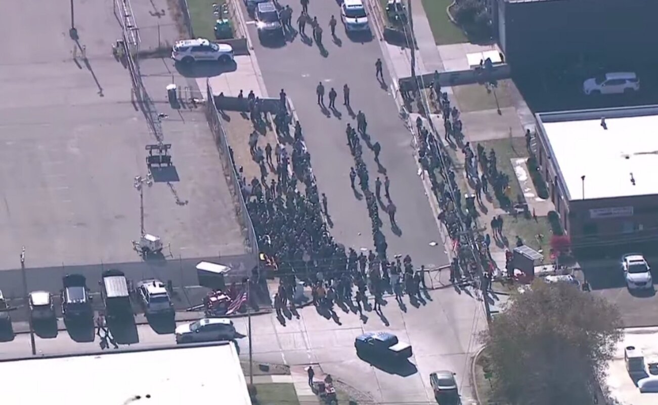 Sukob ispred Broadview ICE centra: Povređena 4 policajca, 21 demonstrant uhapšen