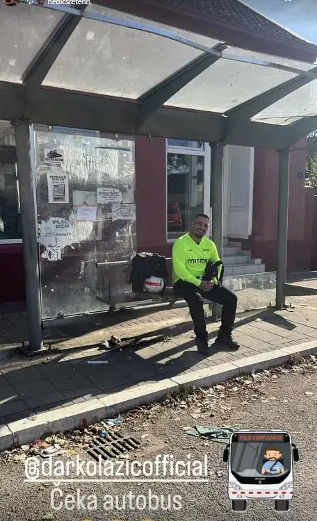 Darko Lazić više ne vozi: Pevač na klupi čeka autobus, usijale se društvene mreže