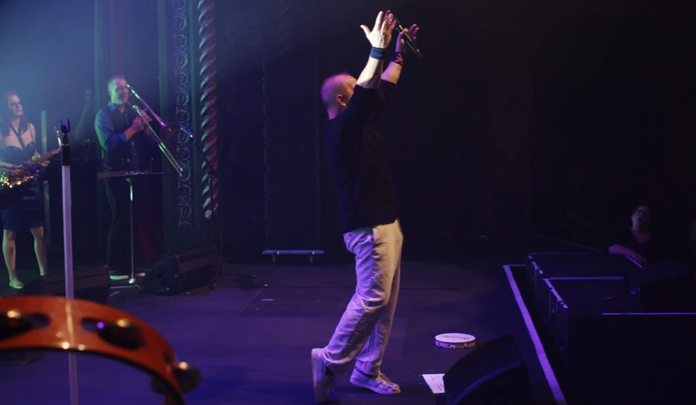 Spektakl u Des Plaines Theatre-u: „The Phil Collins Experience“ vraća duh legendarnog Genesis benda (VIDEO)