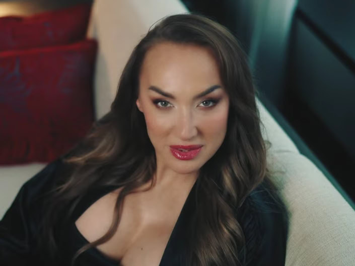 "Drugi plan": Goga Sekulić objavila novu pesmu (VIDEO)