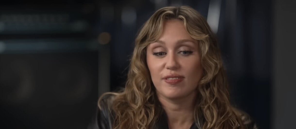 Verila se Miley Cyrus: Pevačica pokazala dijamantski prsten na crvenom tepihu