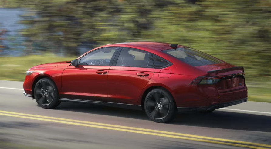 Honda Accord za 2026. stiže „zategnuta“: Više tehnologije, jači izgled i minimalno poskupljenje