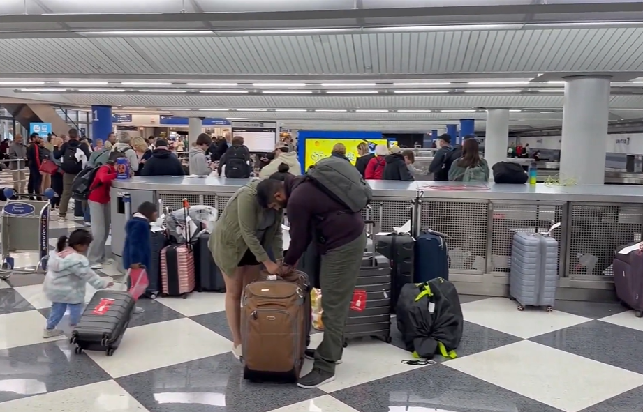 Rekordni sneg izazvao kolaps letova, hiljade putnika zaglavljeno