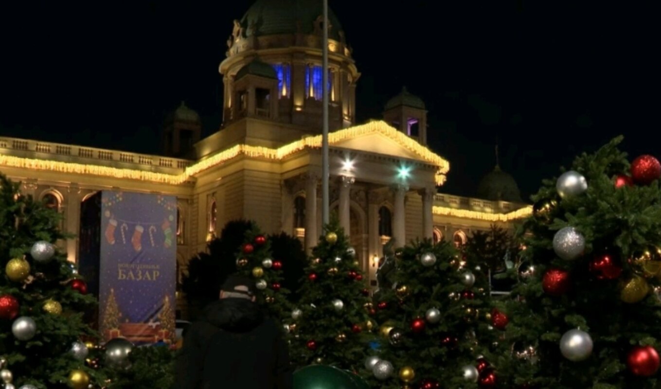 Uklonjeni šatori, postavljen "Novogodišnji bazar" ispred Narodne skupštine