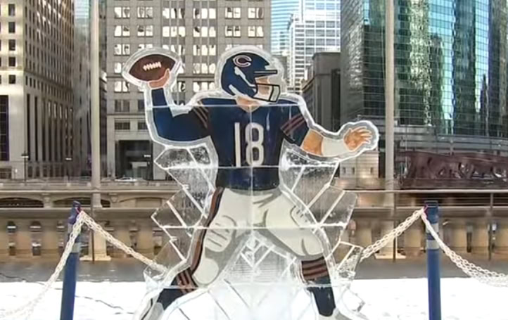 Ledena skulptura „Caleb Williams Iceman“ stigla u Čikago