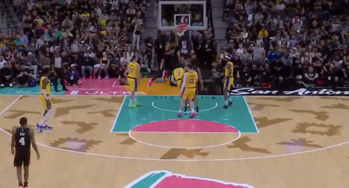 Uzalud Dončićev tripl-dabl, San Antonio lako sa Lejkersima