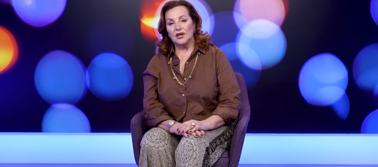 Haos u Čačku na proslavi srpske Nove godine: Građani izviždali Anu Bekutu i zasuli je grudvama