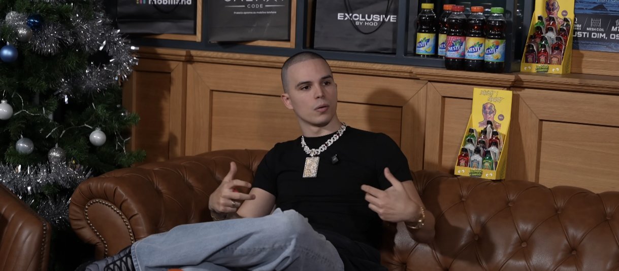 Ona je čovek bez kičme, spremna da proda svoj obraz: Vojaž opleo po Karleuši