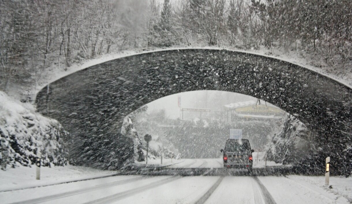 Velika zimska oluja u SAD: Vanredno u 18 država, hiljade letova otkazano