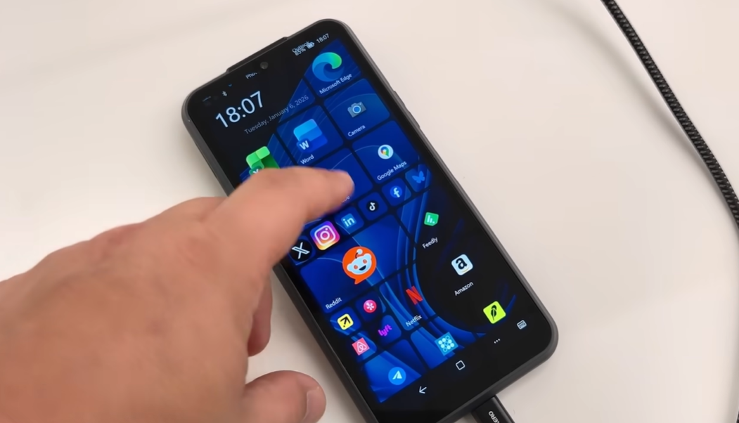 Telefon koji briše granice između mobilnog i PC sveta: Android uređaj koji pokreće Windows i Linux