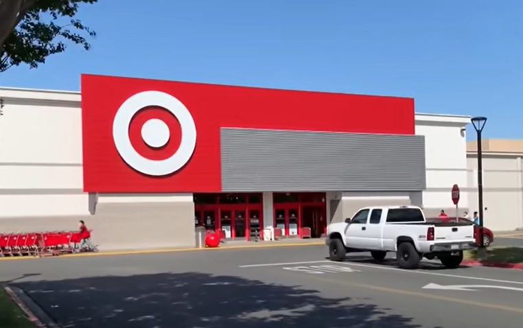 Ogromni Target niče na mestu zapuštenog K-Mart-a u predgrađu Čikaga