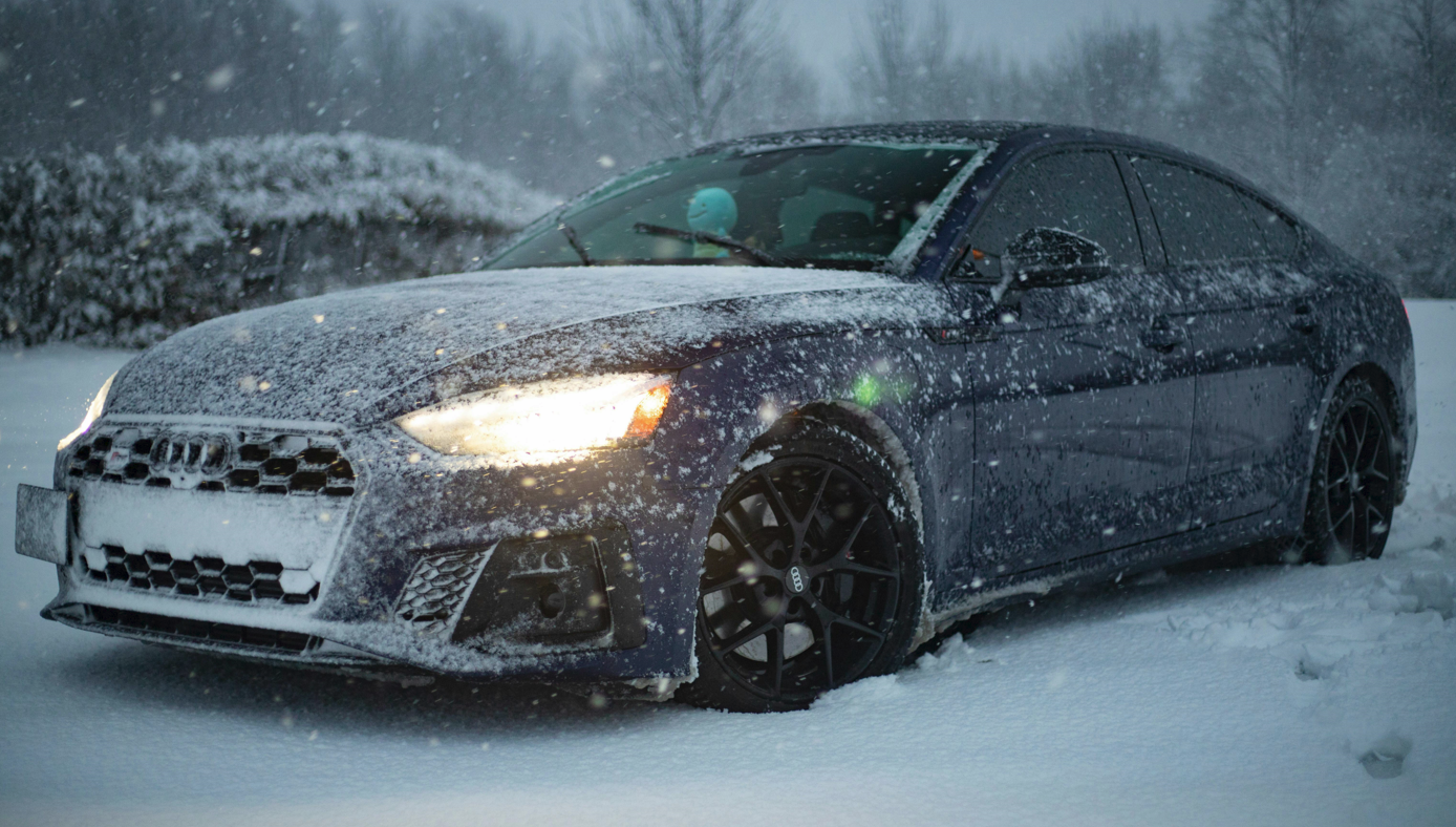 Nikako ne sipajte vrelu vodu na zaleđeno staklo: Evo kako najbrže i bezbedno da odmrznete automobil
