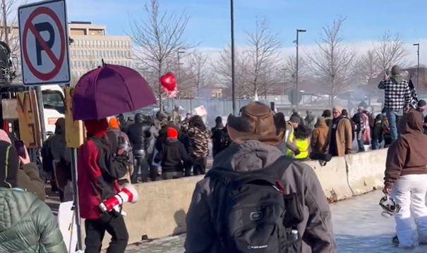 Ubistvo u Mineapolisu pokrenulo talas protesta u SAD-u i sukobe sa federalnim agentima (VIDEO)