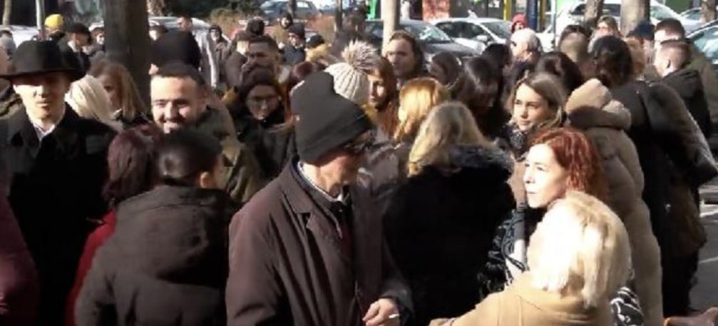 Protest protiv usvajanja pravosudnih zakona: Sudije, tužioci i advokati ispred suda u Novom Sadu