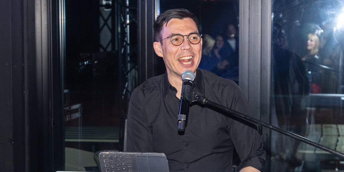 Spektakl za pamćenje u Čikagu: Željko Vasić nastupio u Pella Signature, publika pevala u glas povodom Dana zaljubljenih (VIDEO)