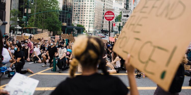 Većina građana SAD ne podržava Trumpovo slanje agenata službe za imigraciju ICE u racije