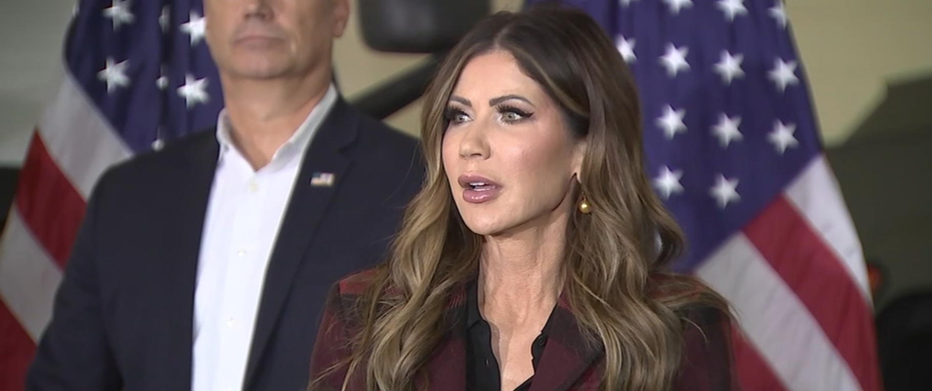 Smena Kristi Noem izazvala reakcije u Čikagu: Protesti, optužbe i političke poruke