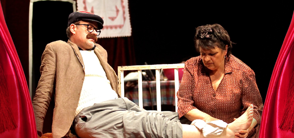 Najgledanija komedija decenije stiže u Čikago: „Crnogorac u krevetu“ na sceni Irish American Heritage Center-a