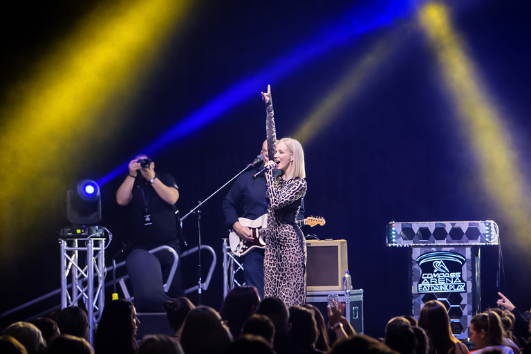 Dalmatinski šarm u srcu Čikaga: Jelena Rozga oduševila prepunu Compass Arenu