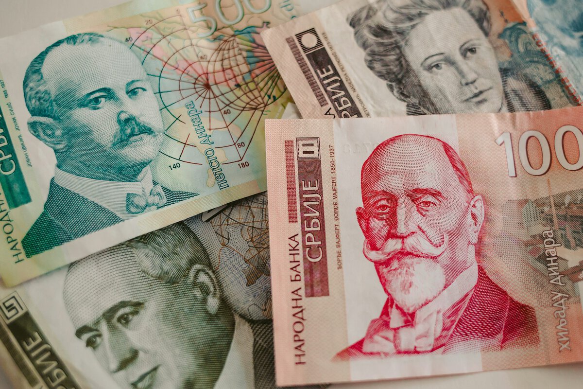 Našao punu kovertu novca na parkingu i odmah sve vratio: Poštar Branko oduševio Čačak poštenim gestom