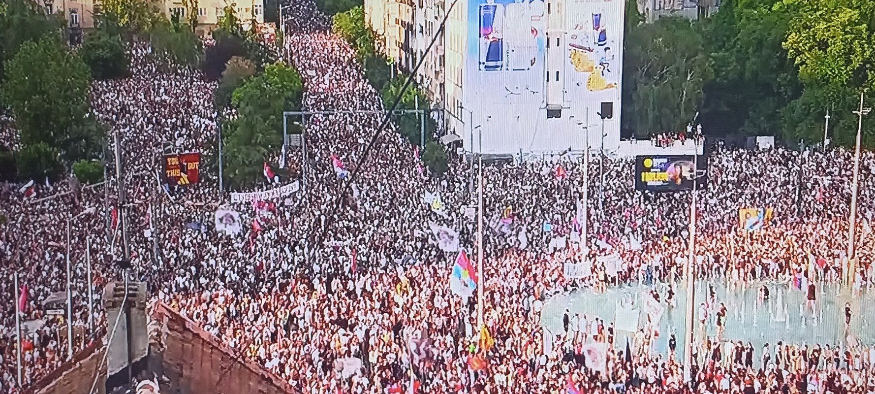 Studentski skup na prepunoj Slaviji: Poruka "Studenti pobeđuju" i pitanje "Jesmo li za Srbiju ili za mafiju?"