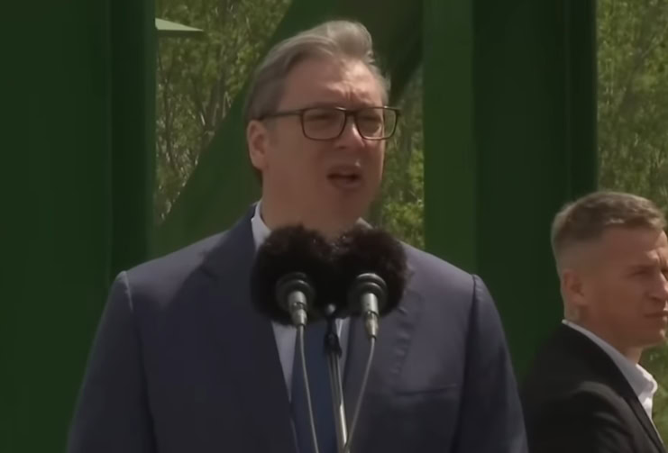 Vučić najavljuje ostavku: Da li menja predsedničku fotelju za premijersku bez parlamentarnih izbora?