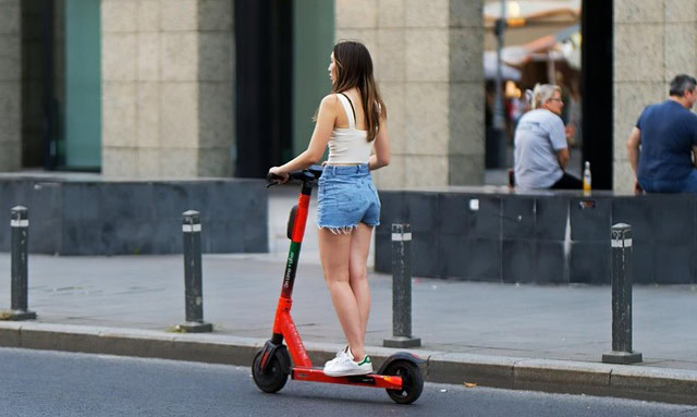 Neka predgrađa Čikaga uvode strože mere protiv električnih skutera i bicikala zbog bezbednosnih razloga