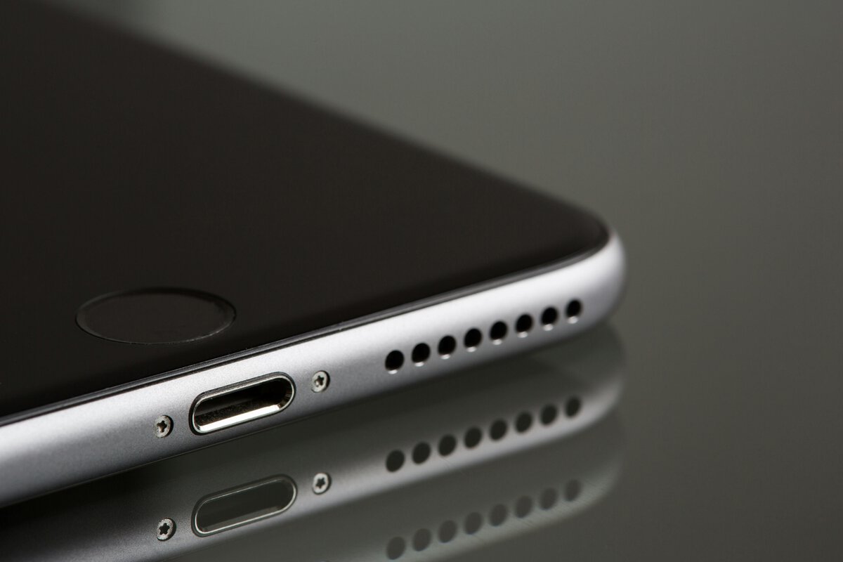 "Cherry" je nova narandžasta: Apple menja zaštitnu boju za iPhone 18 Pro