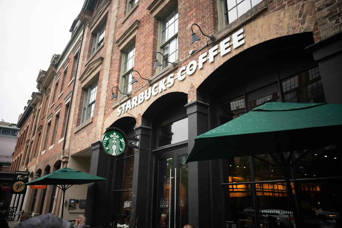 Starbucks u dubokoj krizi: Zašto gigant masovno zatvara kafeterije u Čikagu, Njujorku i Los Anđelesu