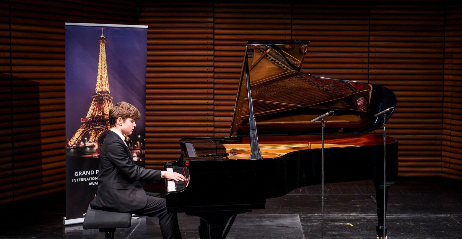 Mladi pijanista iz Beograda osvaja svet: Mihajlo Stojanović (14) nastupa u Carnegie Hall-u i predstavlja Srbiju u Čikagu