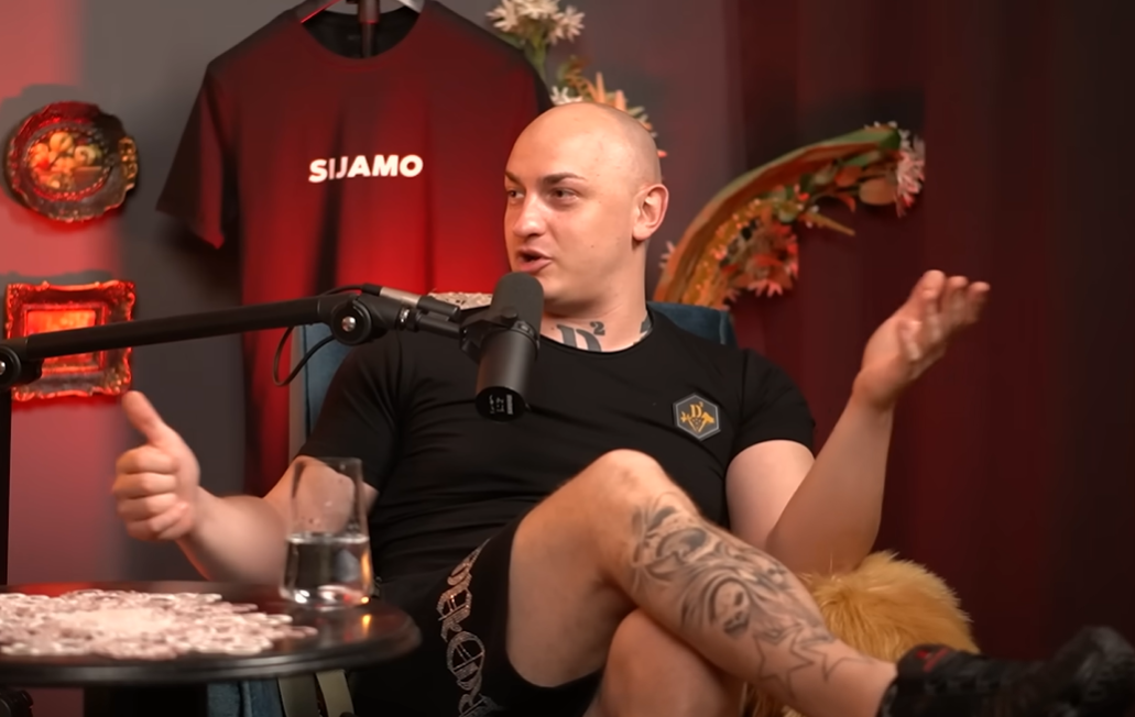 Desingerica na udaru zbog šišanja dece na nastupu u Budvi, stigao odgovor na peticiju da mu se zabrani ulazak u Crnu Goru