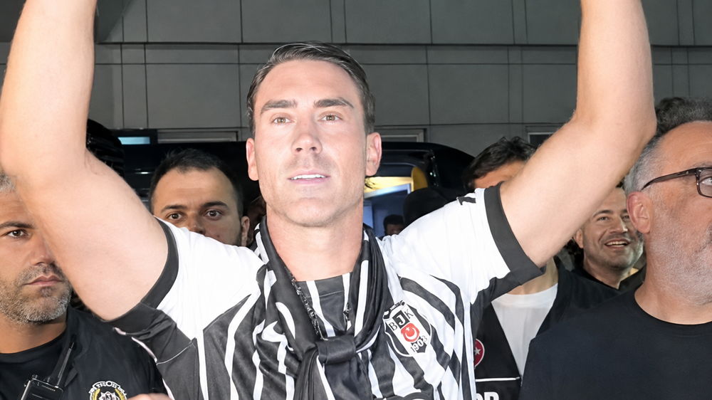 Vlahović stigao u Istanbul kao velika zvezda: Hiljade navijača ga dočekale, poznati detalji milionskog ugovora (VIDEO)