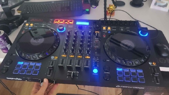 NA PRODAJU KLAVIJATURA DUGMETARA KORG P900