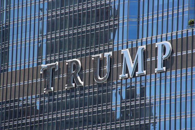 Polomljeni prozori na Trump International Hotel and Tower-u: Policija traga za počiniocem
