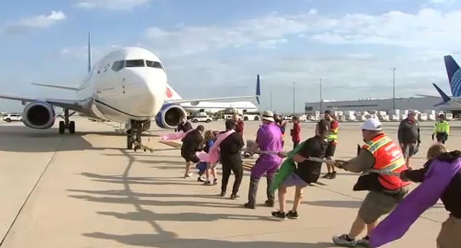 Timovi ljudi vukli avion težak 48 tona na O’Hare aerodromu