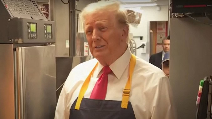 Trump nakratko radio u McDonald’s-u u Pensilvaniji, tvrdi da je nadmašio Harris (VIDEO)