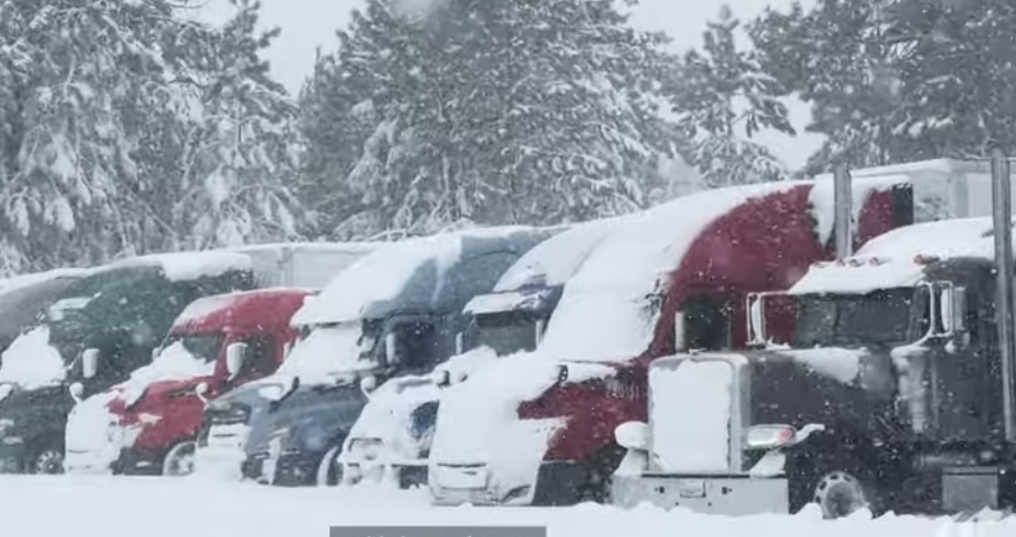 Snežna oluja pogodila Severnu Ameriku: U SAD tornada i mećave širom zemlje, odloženo na hiljade letova (VIDEO)