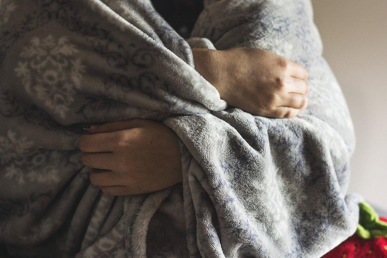 Zašto treba da spavate pod ćebetom – iako nije minus