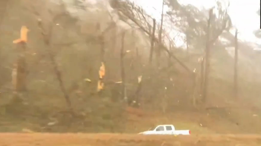 Nezapamćena oluja na jugu Amerike! Prijavljeno preko 40 tornada, poginule dve osobe (VIDEO)