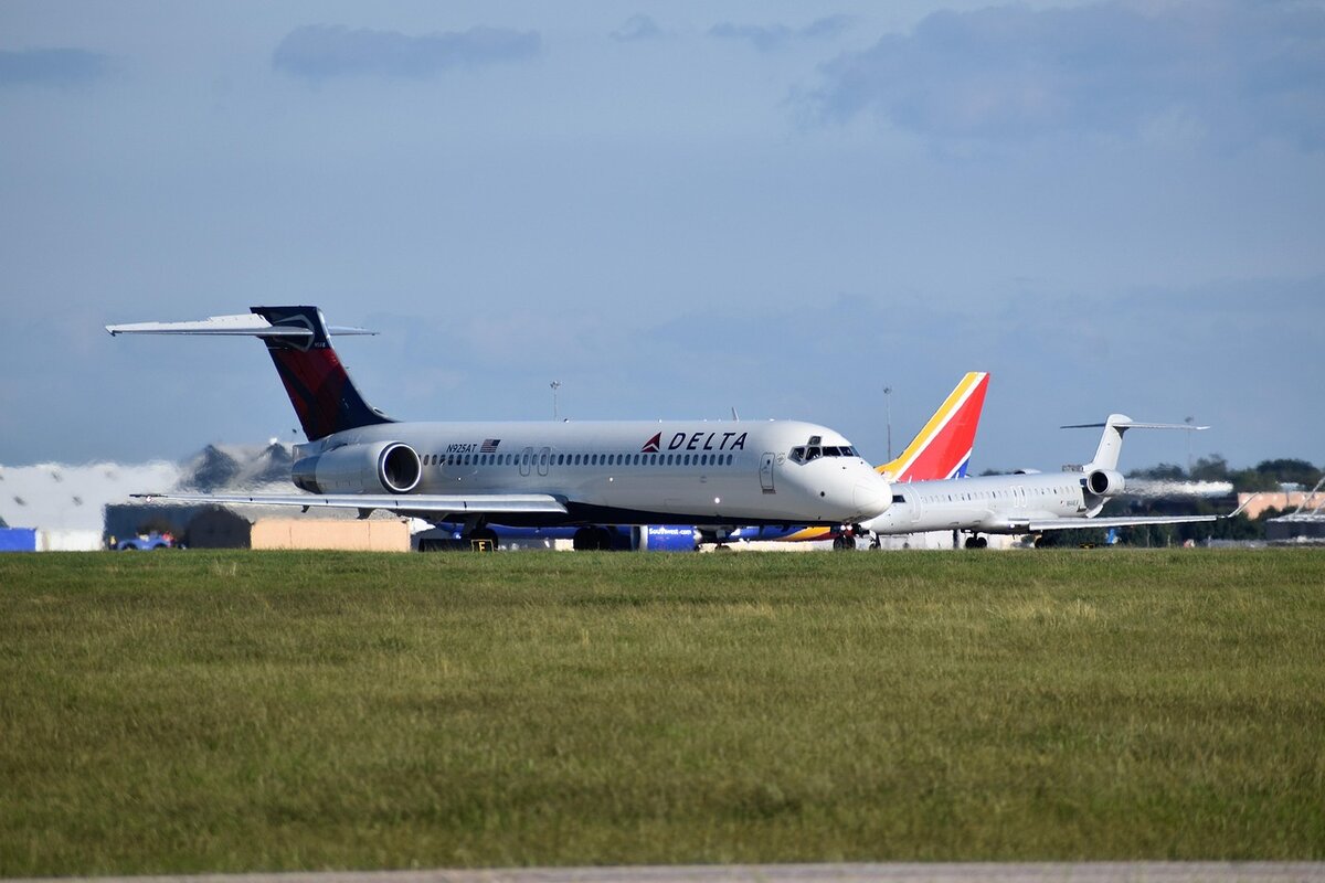 Dve stjuardese kompanije Delta Air Lines dobile otkaz jer su pale na alkotestu 